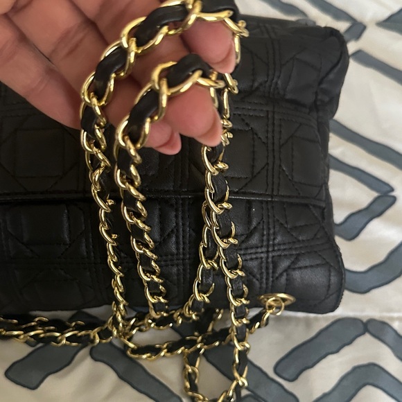 Elegant Black Quilted Shoulder Bag - Picture 3 of 8